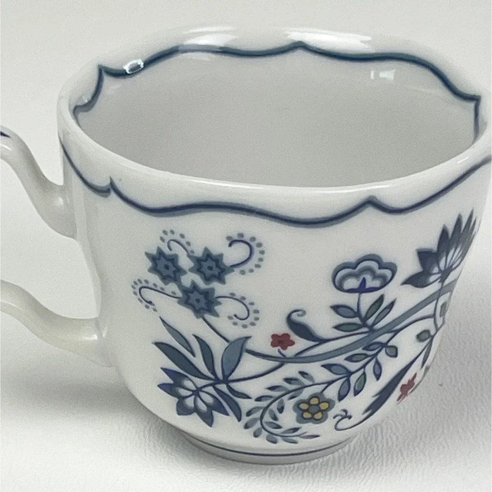 Vintage 1984 Avon European Tradition The Netherlands Demitasse Blue & White Cup